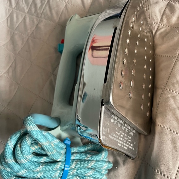 Vintage Electric Iron with Aqua Cord - Picture 13 of 13